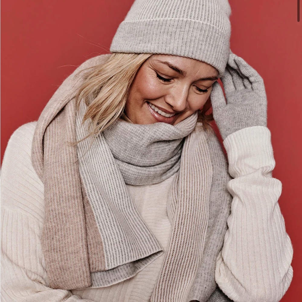 Summersalt The Coziest Cashmere Blend Ribbed Scarf in Wolf and White Sand